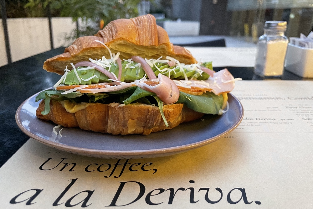 Deriva Coffee Studio es una cafetería de especialidad en Providencia, con brunch, desayunos, menú ejecutivo y pet friendly