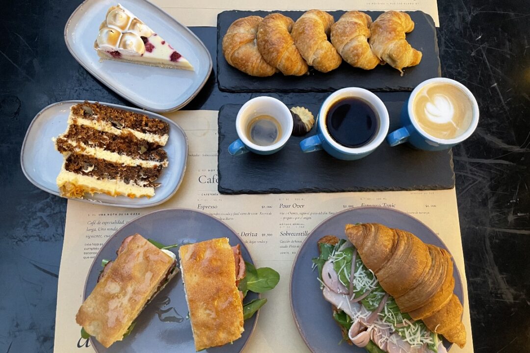 Deriva Coffee Studio es una cafetería de especialidad en Providencia, con brunch, desayunos, menú ejecutivo y pet friendly