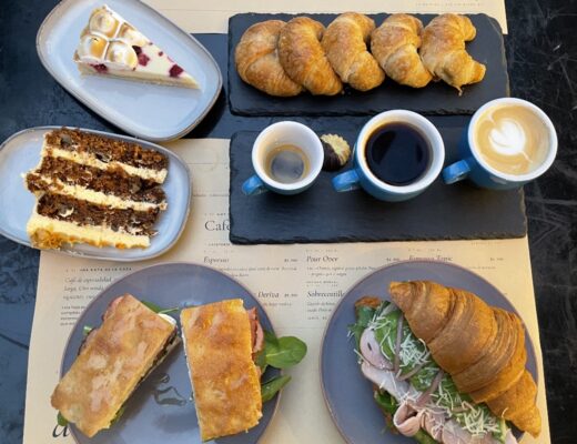 Deriva Coffee Studio es una cafetería de especialidad en Providencia, con brunch, desayunos, menú ejecutivo y pet friendly