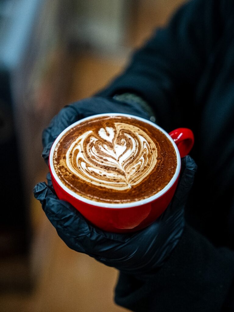 Deriva Coffee Studio es una cafetería de especialidad en Providencia, con brunch, desayunos, menú ejecutivo y pet friendly