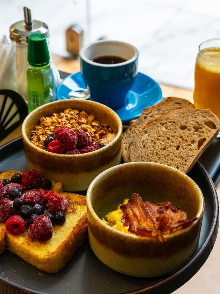 Deriva Coffee Studio es una cafetería de especialidad en Providencia, con brunch, desayunos, menú ejecutivo y pet friendly