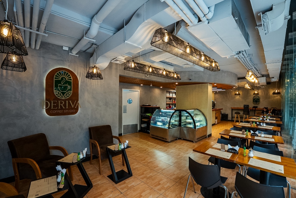 Deriva Coffee Studio es una cafetería de especialidad en Providencia, con brunch, desayunos, menú ejecutivo y pet friendly