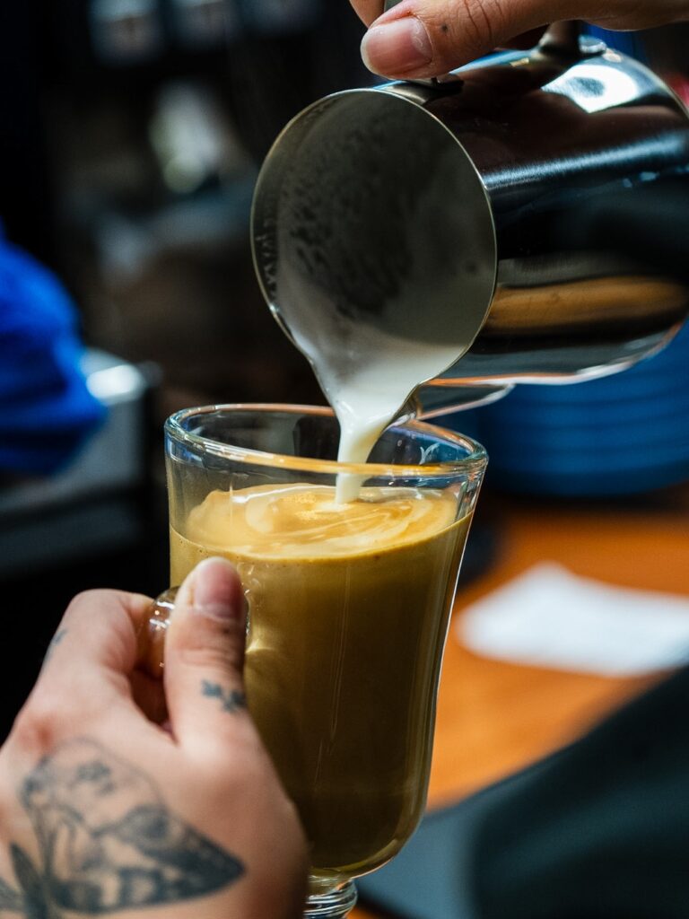 Deriva Coffee Studio es una cafetería de especialidad en Providencia, con brunch, desayunos, menú ejecutivo y pet friendly