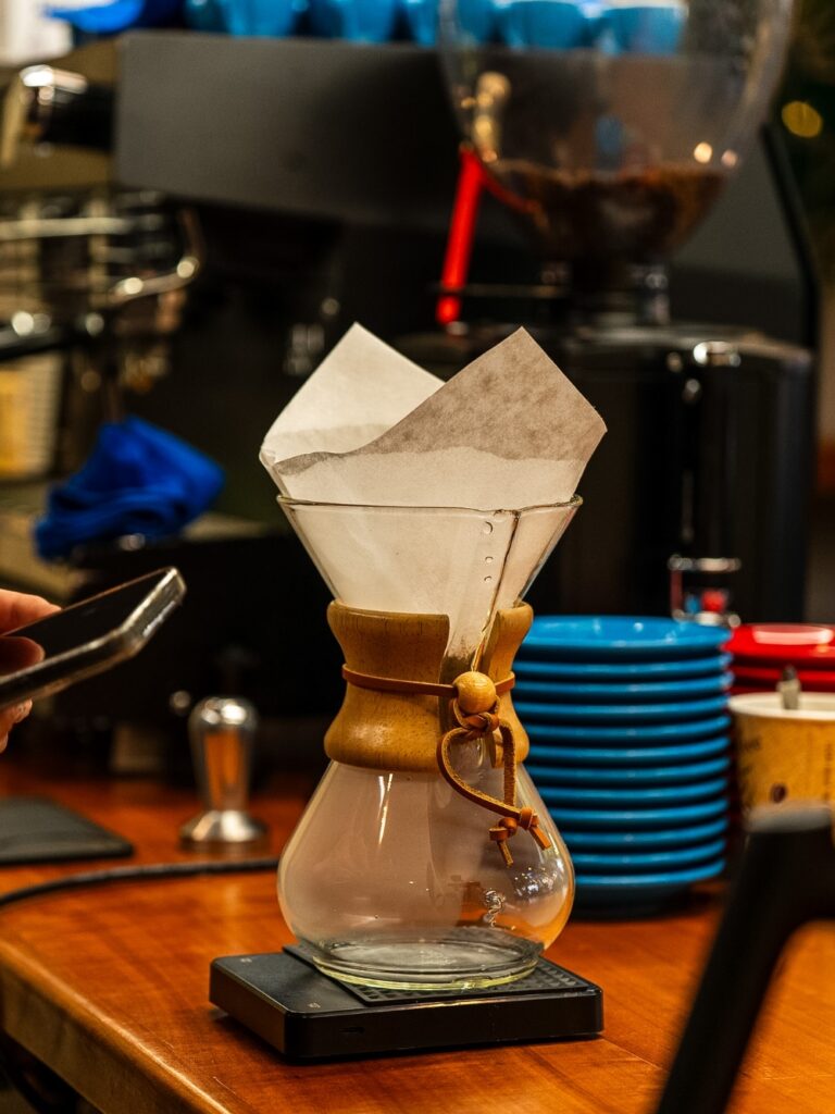 Deriva Coffee Studio es una cafetería de especialidad en Providencia, con brunch, desayunos, menú ejecutivo y pet friendly