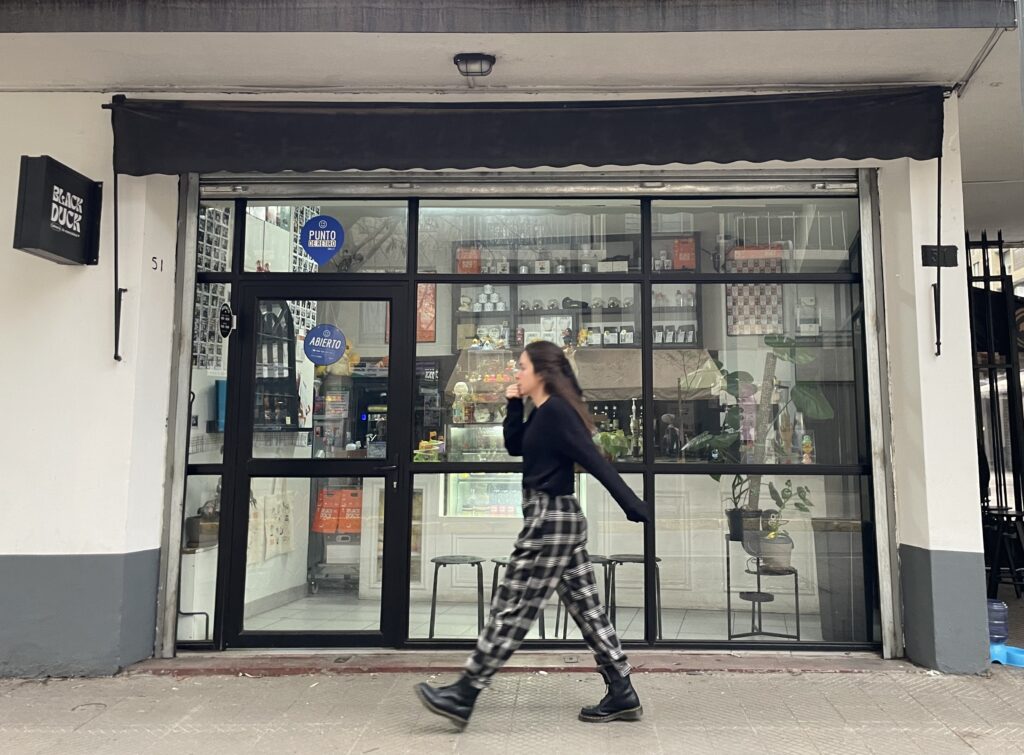 Black Duck es una cafetería de especialidad en Providencia, con diferentes opciones de café