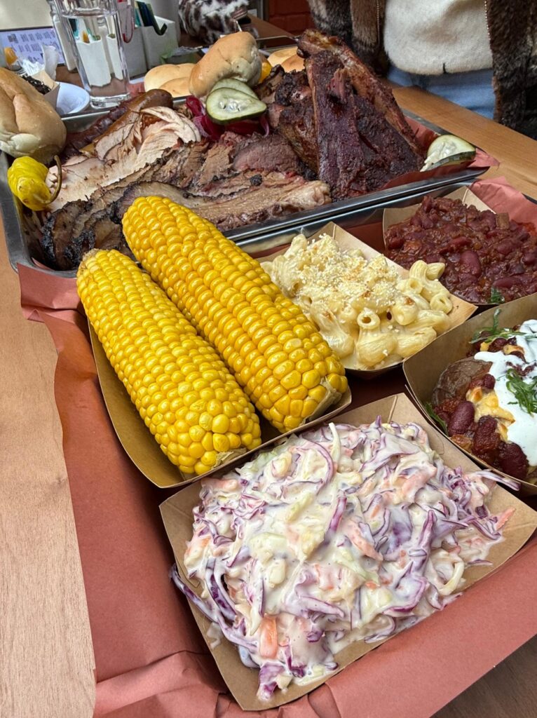 CuracaRibs abrió un local en Santiago, en Vitacura, con almuerzos ejecutivos, after office, brunch y todas sus carnes ahumadas