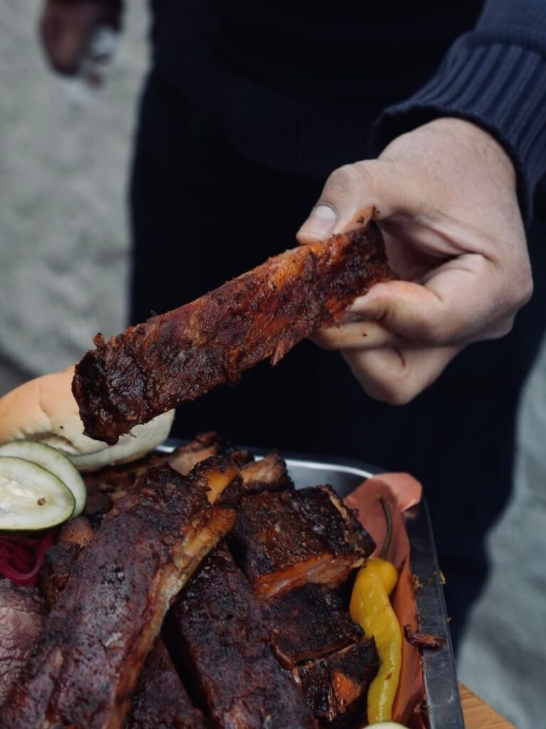 CuracaRibs abrió un local en Santiago, en Vitacura, con almuerzos ejecutivos, after office, brunch y todas sus carnes ahumadas