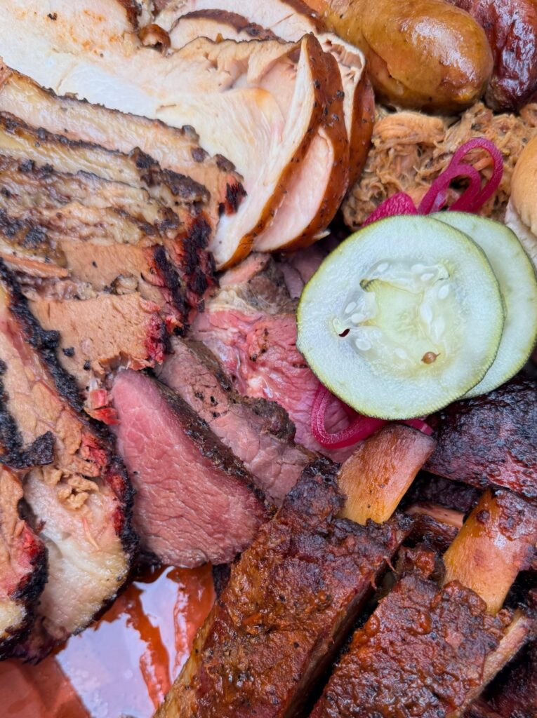 CuracaRibs abrió un local en Santiago, en Vitacura, con almuerzos ejecutivos, after office, brunch y todas sus carnes ahumadas