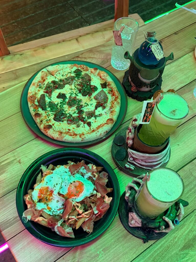 Cinema es un restaurante y bar temático en Santiago, inspirado en películas famosas, que ofrece una nueva experiencia en Patio Bellavista.
