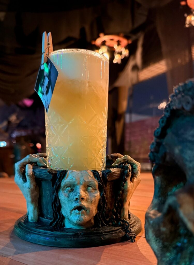 Cinema es un restaurante y bar temático en Santiago, inspirado en películas famosas, que ofrece una nueva experiencia en Patio Bellavista.