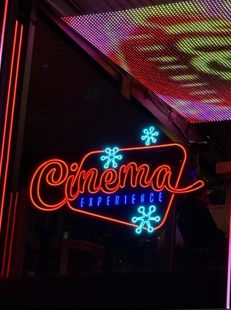 Cinema es un restaurante y bar temático en Santiago, inspirado en películas famosas, que ofrece una nueva experiencia en Patio Bellavista.