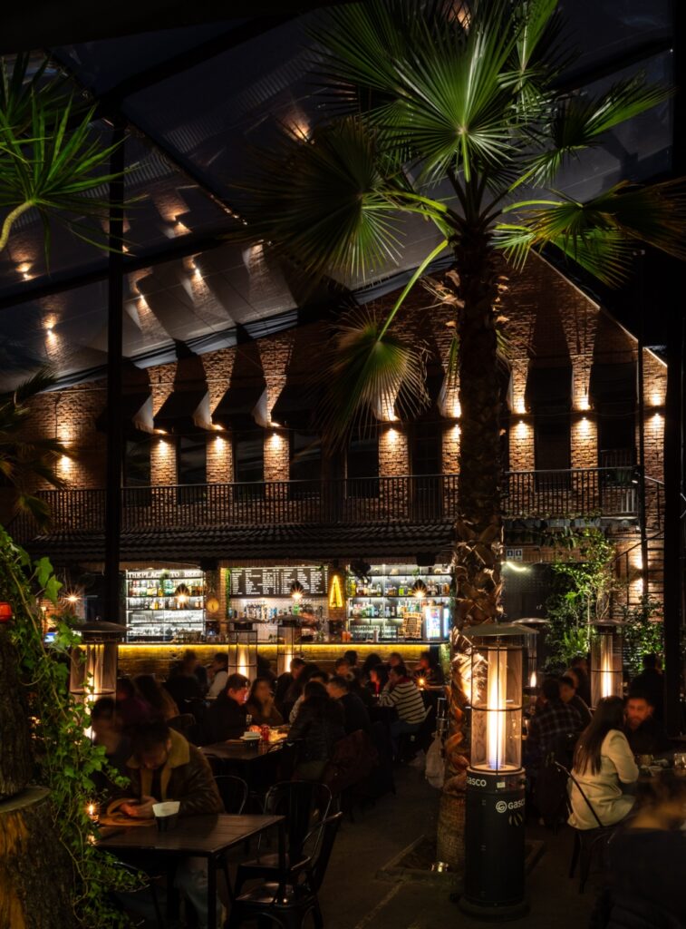 Oculto Beergarden es el bar de Providencia que es un oasis en la noche santiaguina