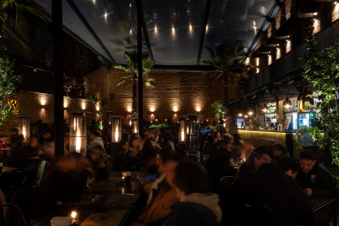Oculto Beergarden es el bar de Providencia que es un oasis en la noche santiaguina