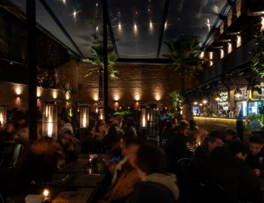 Oculto Beergarden es el bar de Providencia que es un oasis en la noche santiaguina