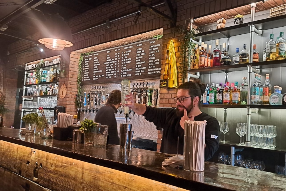 Oculto Beergarden es el bar de Providencia que es un oasis en la noche santiaguina
